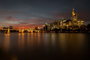 Fototapeta na wymiar Frankfurte Skyline vom Mainufer gesehen