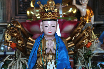 Fototapeta na wymiar Buddha statue. 1000 bras. 