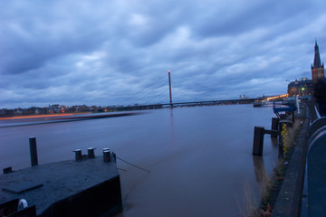 Fototapeta na wymiar Düsseldorf Hochwasser