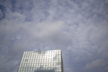 Abstrakte Fassade eines modernen Wohngeb&auml;udes in Hamburg