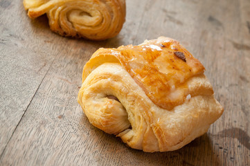 pains au chocolat sur table en vieux bois 
