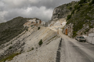 Italien,Toscana,Riviera,ApuinischeAlpen, Versilia, Marmor, Steinbruch, Berge, Wolken, Bergarbeiter, weißer Marmor, Michelangelo, Marmorgebiet, Massa, Marmorbruch, Mamorblock, Blöcke, 