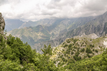 Naklejka premium Italien,Toscana,Riviera,ApuinischeAlpen, Versilia, Marmor, Steinbruch, Berge, Wolken, Bergarbeiter, weißer Marmor, Michelangelo, Marmorgebiet, Massa, Marmorbruch, Mamorblock, Blöcke, 