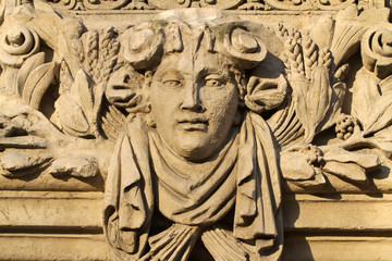 Sculpture d'un visage en pierre.