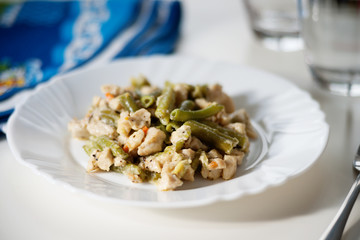 Pieces of chicken with green beans 