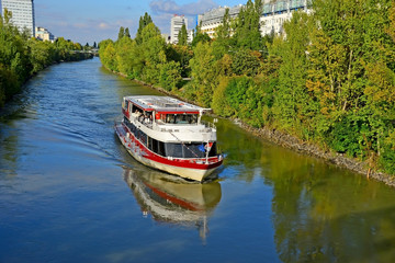 Ausflugsschiff am Donaukanal in Wien