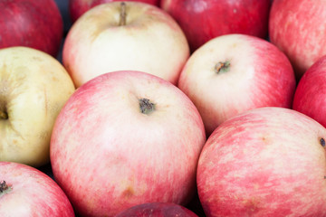 Fototapeta na wymiar red apples closeup background
