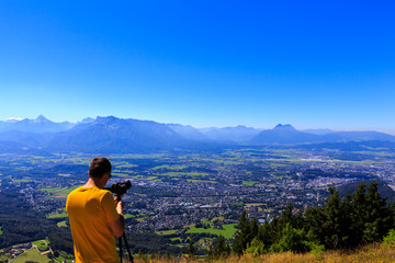 Junger mann beim fotografieren, blick über salzburg