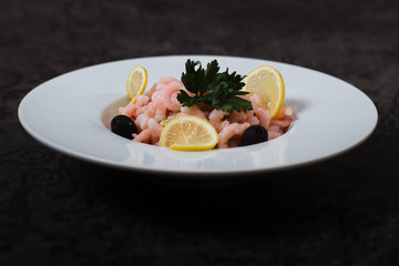 Shrimps with olives and lemon