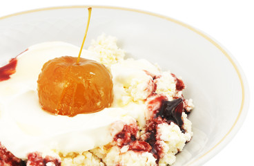 Curd with jam and apple