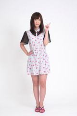 ワンピースを着た20歳代の女性