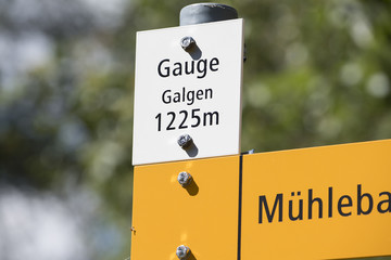 Wanderwegweiser bei den Galgensäulen bei Ernen, Goms, Kanton Wallis, Schweiz