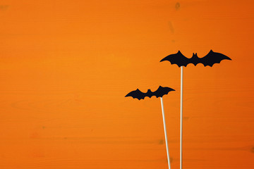Naklejka premium Halloween holiday concept. Funny paper bats