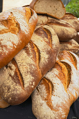 pan  de trigo y centeno artesanal a la venta en mercado