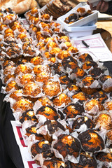  madalanas rellenas comida dulce a la venta en mercado artesanal