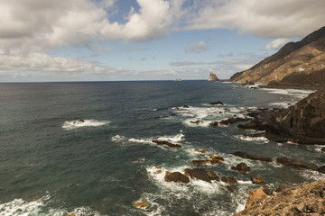 Playa de Benijo con vista a los roques. Tenerife, España