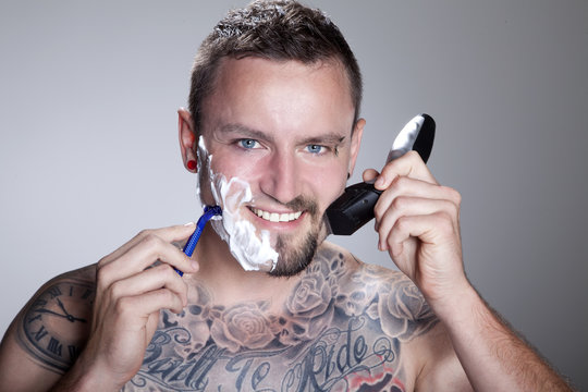 Mann rasiert sich nass und trocken rasierer Entscheidung Vergleich Nahaufnahme
