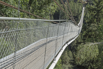 Fototapeta na wymiar Fussgänger-Hängebrücke bei Fürgangen-Mühlebach, Goms, Wallis, Schweiz
