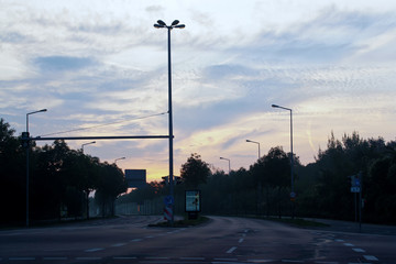 Fototapeta na wymiar Leere Kreuzung in der Morgendämmerung