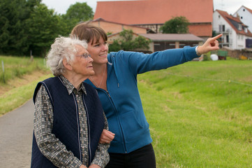 Junge Frau betreut Senioren
