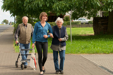 Junge Frau betreut Senioren