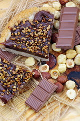 Crostata di nocciole , cioccolata e nocciole
