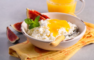 Healthy breakfast: cottage cheese with honey