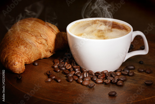 "cappuccino e brioche cornetto fumanti" Fotos de archivo e ...