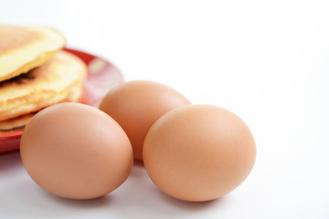 新鮮な玉子とおいしそうなパンケーキ