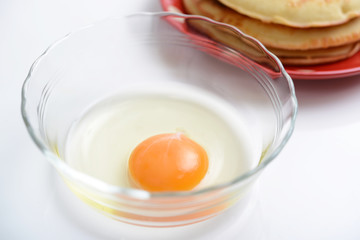 新鮮な玉子とおいしそうなパンケーキ