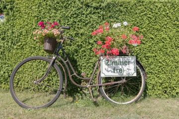 Fototapeta na wymiar Fahrrad mit Schild - Zimmer frei