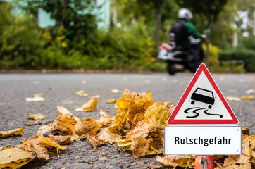 Achtung Rutschgefahr im Herbst