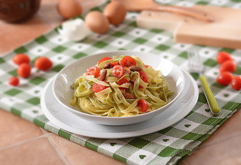 tagliatelle all'uovo con pomodorini e mandorle