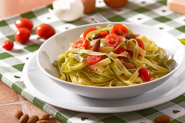 tagliatelle all'uovo con pomodorini e mandorle