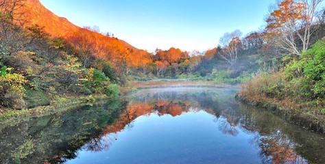 Fototapeta na wymiar 朝の紅葉と水辺の風景