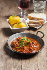 Ungarisches Gulasch in einem Topf