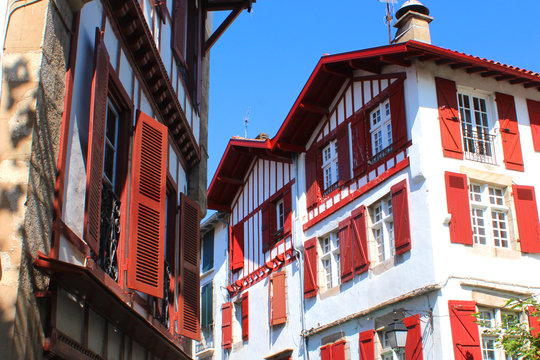 Fa&ccedil;ades basques typiques &agrave; Saint-Jean-de-Luz (France / Pays basque)