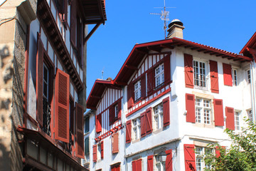 Façades basques typiques à Saint-Jean-de-Luz (France / Pays basque)