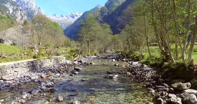 
Aerial 4k - Val di Mello - Valmasino (IT) - Sorvolo  torrente