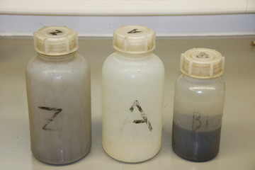 Abwasserproben im Labor einer Kläranlage vor der Untersuchung