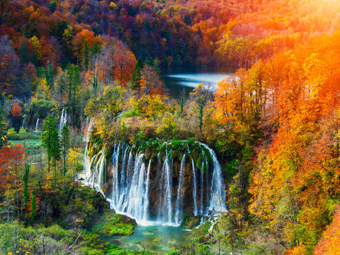 Fototapeta Amazing waterfall and autumn colors in Plitvice Lakes