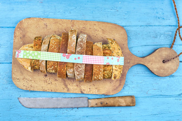 frisches Brot aufgeschnitten auf Holzbrett
