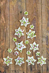 leckere Weihnachtsplätzchen selbst gebacken auf rustikalen Holzbrett