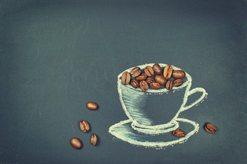 Kaffeebohnen in einer Tasse aus Kreide auf Tafel