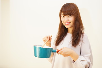 Young Japanese woman cooking foods in a kitchen キッチン 料理 若い 女性 一人暮らし シェアハウス 民泊