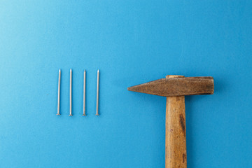 Nägel und Hammer auf blauen Hintergrund