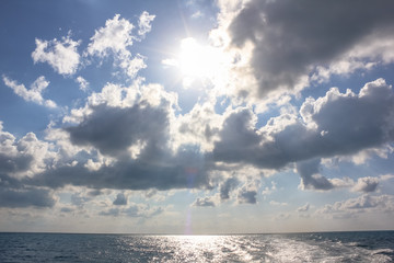 Obraz premium Fishing boat in the Caribbean sea at sunset with low clouds in the sky over the sea.