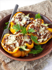 Запечённый перец, фаршированный свининой и грибами рыжиками.