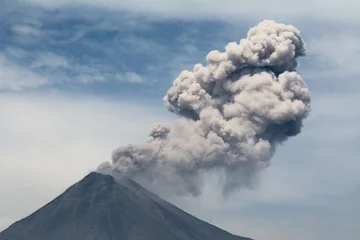 Deurstickers El volcán de Colima está muy activo ultimamente. © jesuschurion57