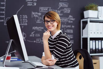 grafikerin am arbeitsplatz